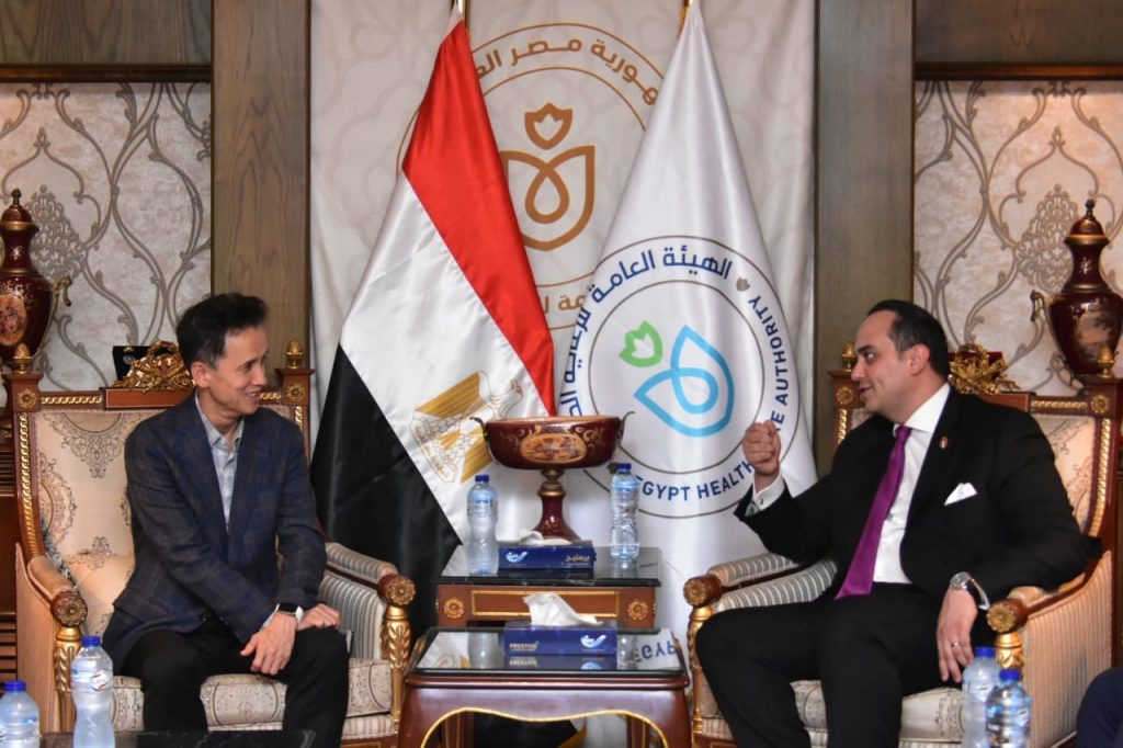 هيئة الرعاية الصحية تبحث مع «سامسونج مصر» التعاون في تجهيزات المستشفيات الافتراضية جانب من الاجتماع