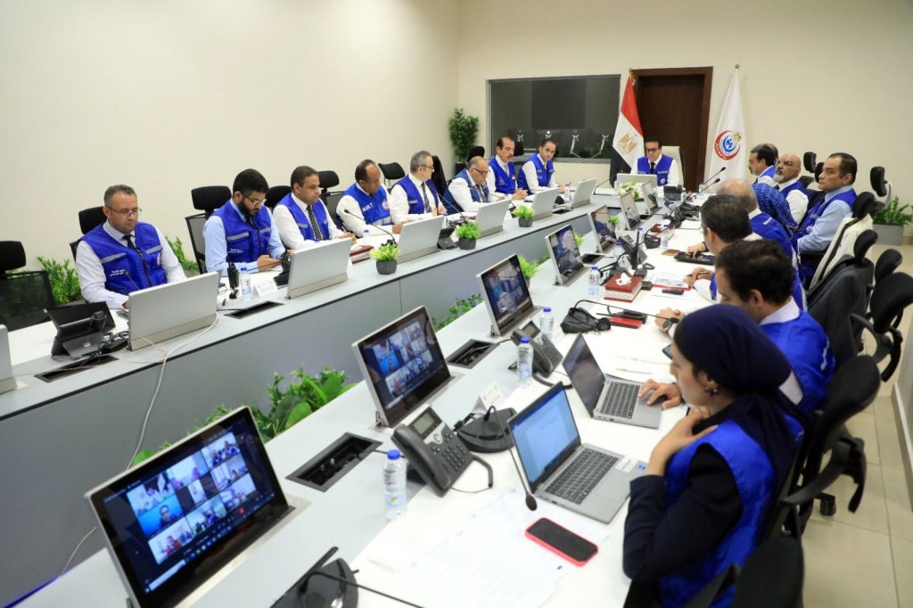 وزير الصحة يترأس غرفة الأزمات والطوارئ المركزية لمتابعة تنفيذ خطة التأمين الطبي لاحتفالات عيد الأضحى جانب من الاجتماع