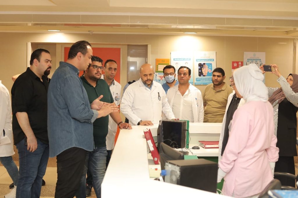 رئيس هيئة الرعاية الصحية يراجع توافر المستلزمات الطبية والوقائية والأدوية بمستشفيات القناة جانب من الجولة