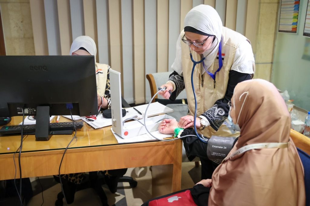 الصحة: تقديم خدمات الكشف والعلاج لـ10 آلاف حاجا مصريا من خلال 24 عيادة تابعة لبعثة الحج الطبية جانب من تقديم الخدمات