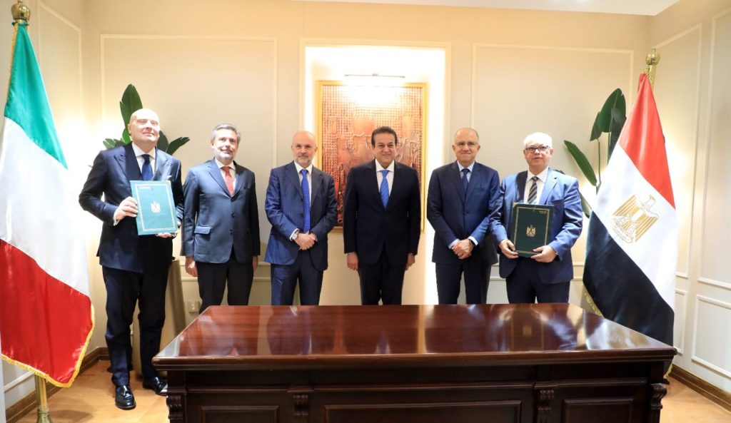 الرابطة الإيطالية لشركات الأدوية والمعهد العالي للتقنية في روما يوقعان مذكرة تفاهم مع اتحاد الصناعات المصرية جانب من توقيع مذكرة التفاهم