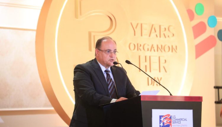 رئيس هيئة الدواء خلال حفل السفارة الأمريكية لدعم صحة المرأة