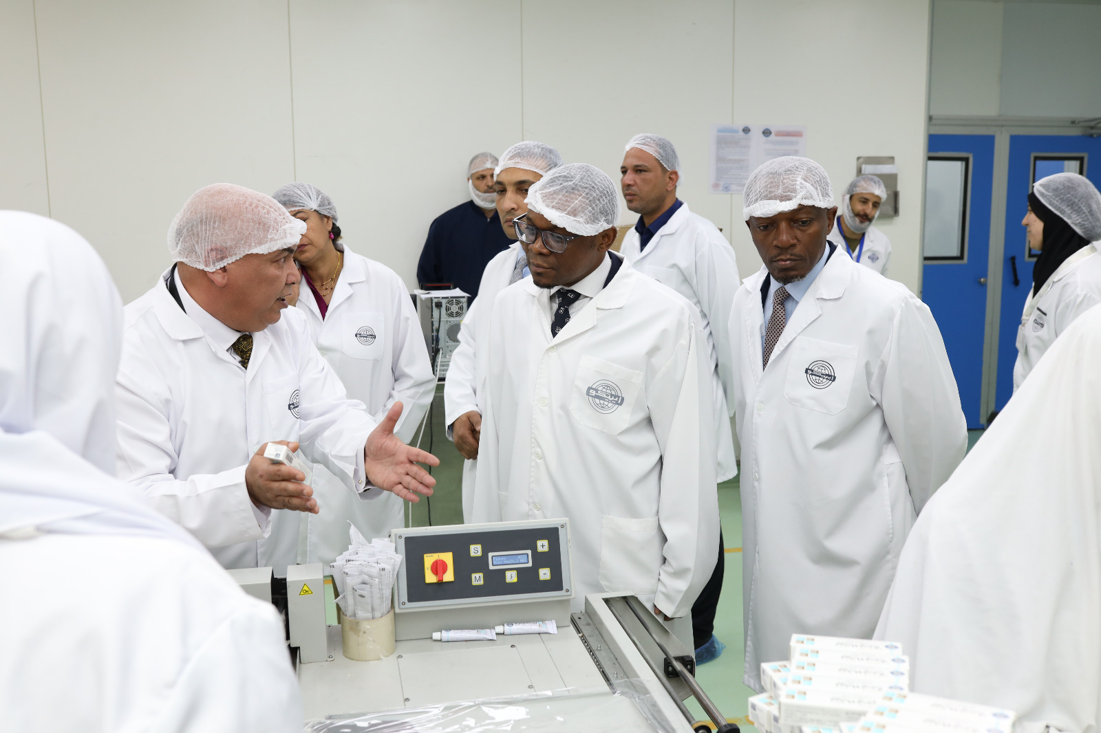 وزير صحة غينيا الاستوائية يزور مصانع «إيبيكو» ويشيد بالمستوى التقنى العالمى لانتاج الدواء بالشركة