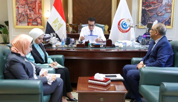 وزير الصحة يستعرض استراتيجية السكان