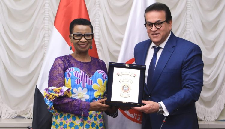 وزير الصحة يستقبل وزيرة الدولة الأوغندية لشؤون الصحة العامة لبحث سبل التعاون المشترك