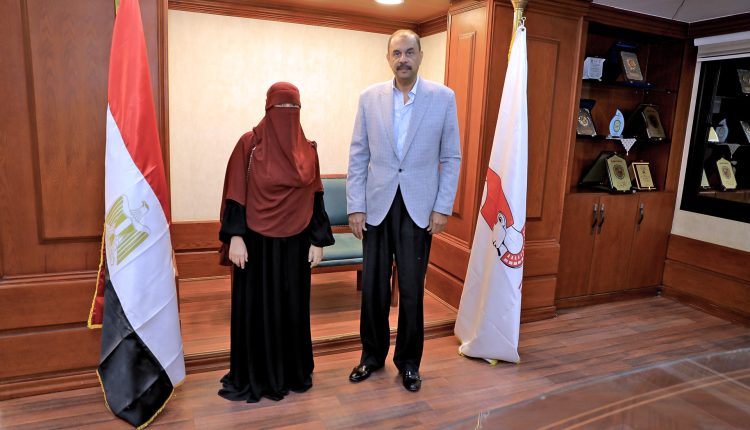 محافظ سوهاج يستقبل طبيبة المراغة بمكتبه