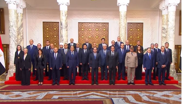 الرئيس السيسي يتوسط الحكومة الجديدة