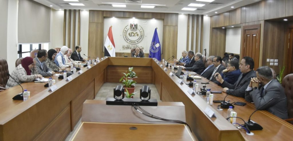رئيس هيئة الدواء يبحث مع ممثلي الشركات المحلية وغرفة صناعة الأدوية سبل ضمان توافر المستحضرات جانب من الاجتماع