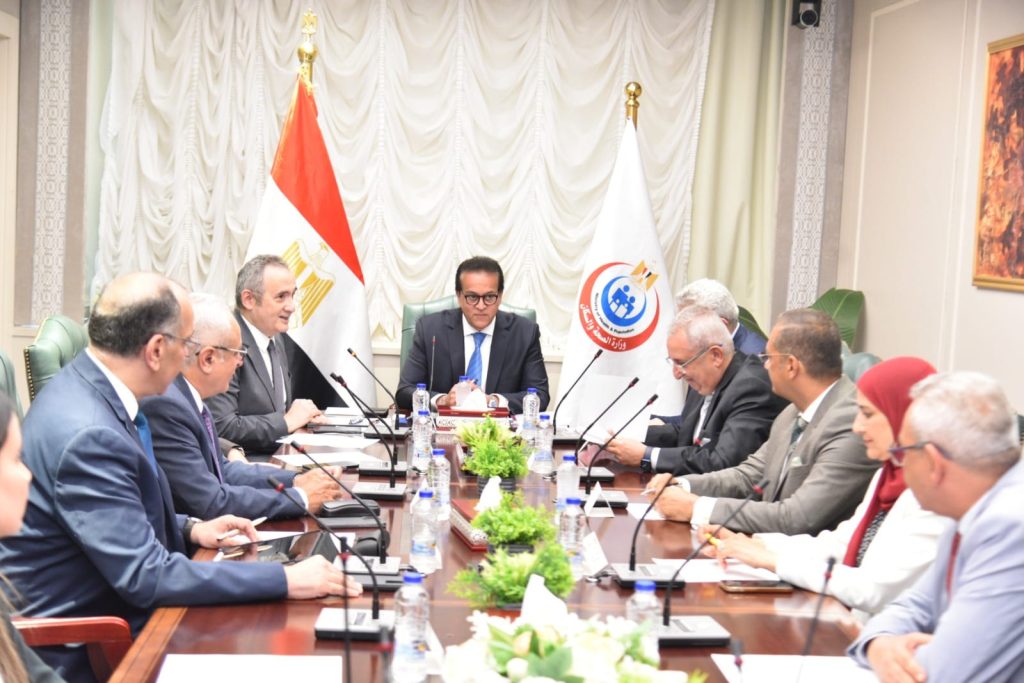 وزير الصحة: إجراء 185 ألف و892 عملية بمستشفيات هيئة المعاهد التعليمية ضمن مبادرة القضاء على قوائم الانتظار جانب من الاجتماع