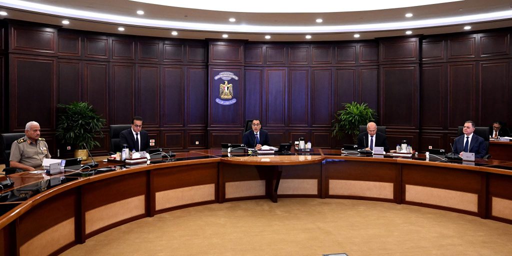 رئيس الوزراء يشدد على ضرورة التحرك لتأمين احتياجات مصر من الدواء وضمان كفاية المعروض جانب من اجتماع الحكومة اليوم