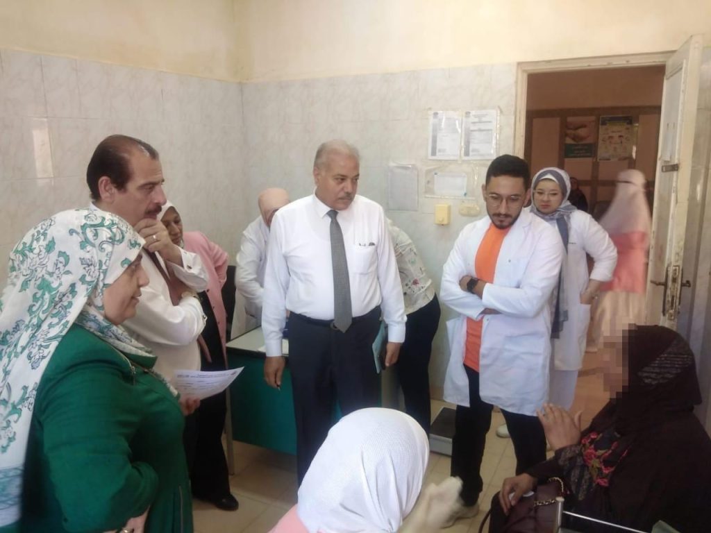 نائب وزير الصحة يتفقد 3 مراكز صحية بالقاهرة لمتابعة الخدمات الوقائية وكفاءة منظومة صرف الألبان جانب من الزيارة