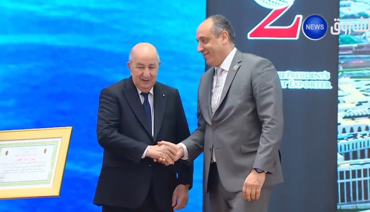 عبد الكريم كابش مدير عام ''حكمة فارما الجزائر" يتسلم الجائزة من الرئيس الجزائري