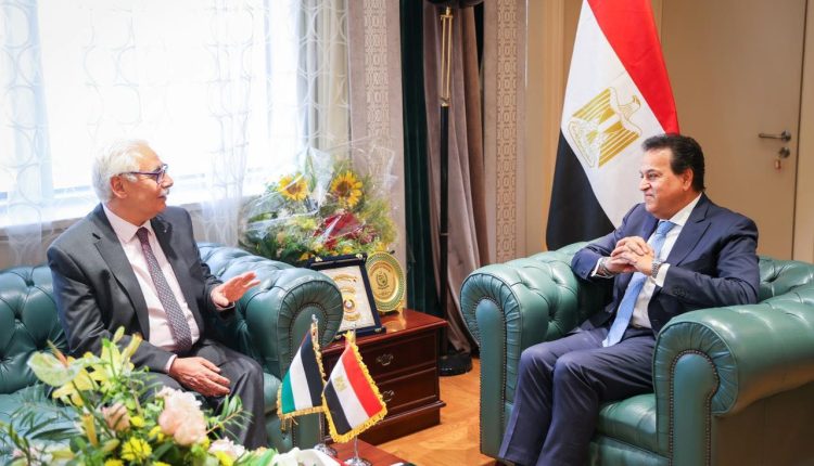 وزير الصحة يستقبل نظيره الفلسطيني لمناقشة تعزيز التعاون
