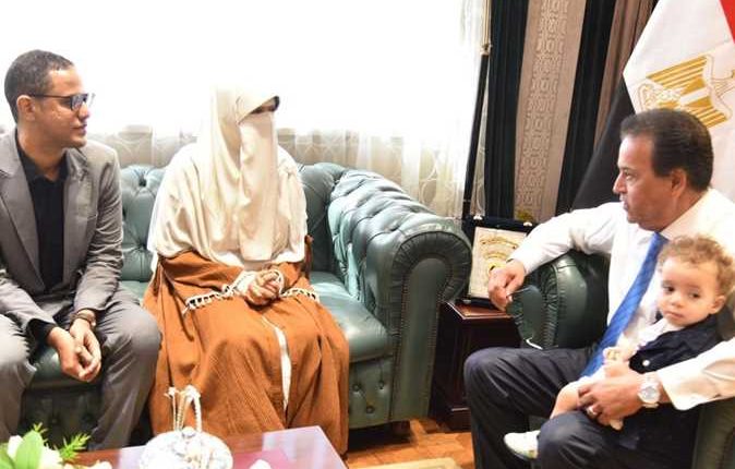 وزير الصحة يستقبل طبيبة مستشفى المراغة وأسرتها