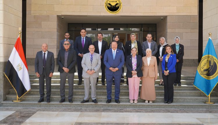 صورة جماعية للمشاركين في الاجتماع