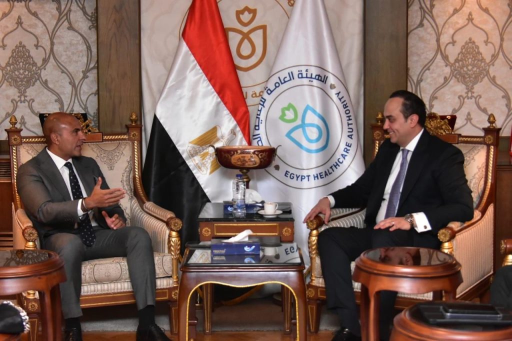 رئيس هيئة الرعاية الصحية يبحث مع «أسترازينيكا مصر» دعم مرضى الأورام وأصحاب الأمراض النادرة جانب من الاجتماع