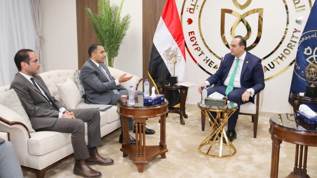 رئيس هيئة الرعاية الصحية يبحث مع «سيمنس هيلث» تفعيل بروتوكول التعاون في مجالي التدريب والحلول المبتكرة جانب من الاجتماع