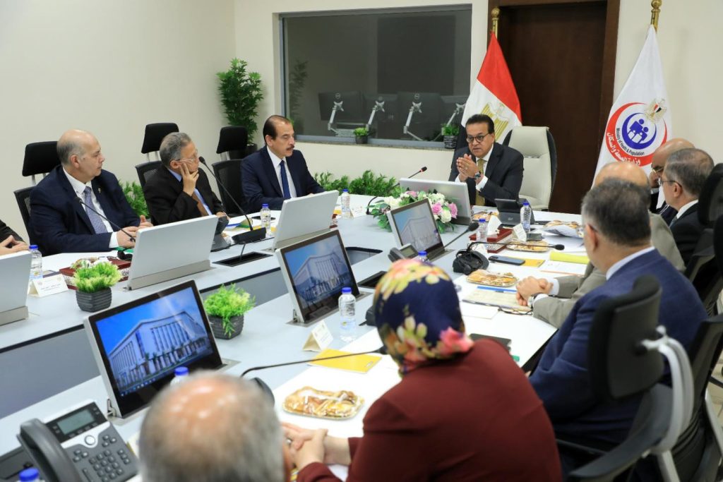 وزير الصحة يوجه بوضع خطة شاملة للتوسع في منشآت التأمين الصحي للتيسير على المنتفعين جانب من الاجتماع
