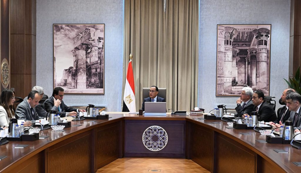 رئيس الوزراء يوجه بدراسة كافة العروض المُقدمة لتشغيل مستشفى الأورام الجديد بالشيخ زايد 500500 جانب من الاجتماع