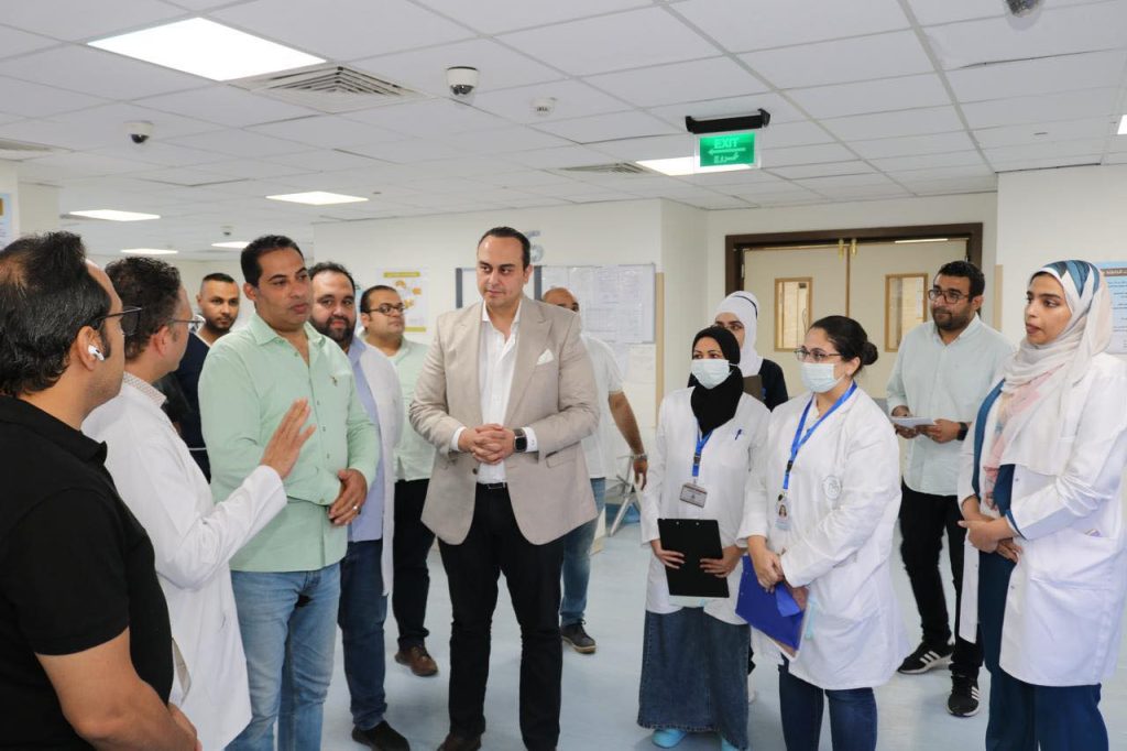 الصحة: رئيس هيئة الرعاية الصحية على رأس لجنة للمرور على المنشآت الطبية بمحافظة أسوان جانب من الزيارة