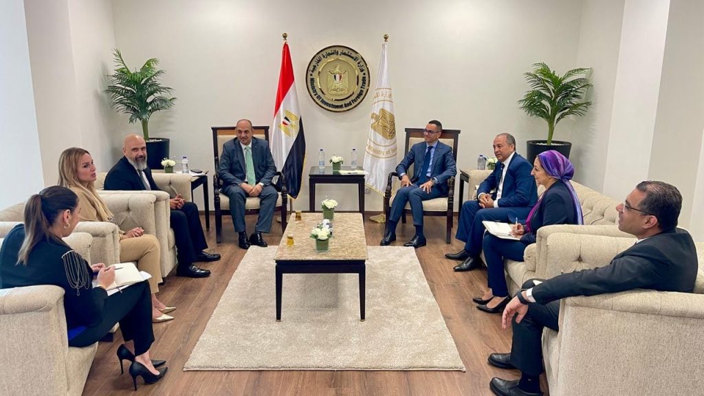 وزير الاستثمار يبجث مع مسئولي «جنرال إليكتريك هيلث كير» خططها الحالية والمستقبلية بالسوق المصري جانب من اللقاء