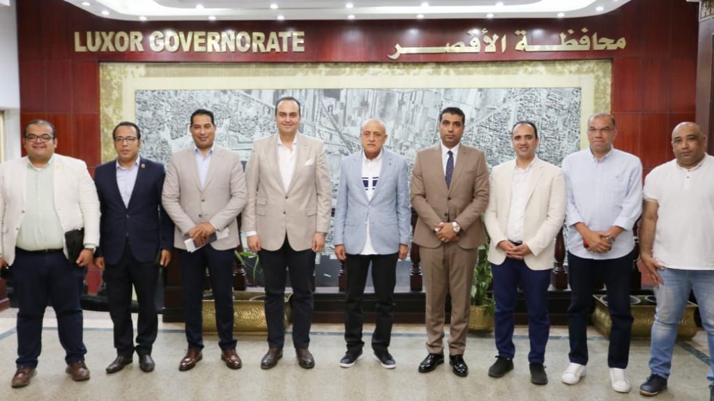 رئيس هيئة الرعاية الصحية ومحافظ الأقصر يتابعان الموقف التنفيذي لمجمع الأقصر الدولي جانب من اللقاء