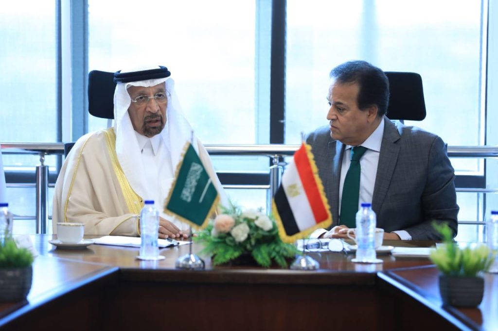 وزير الصحة يبحث مع وزير الاستثمار السعودي تعزيز سبل التعاون في القطاع الصحي والصناعات الدوائية جانب من الاجتماع