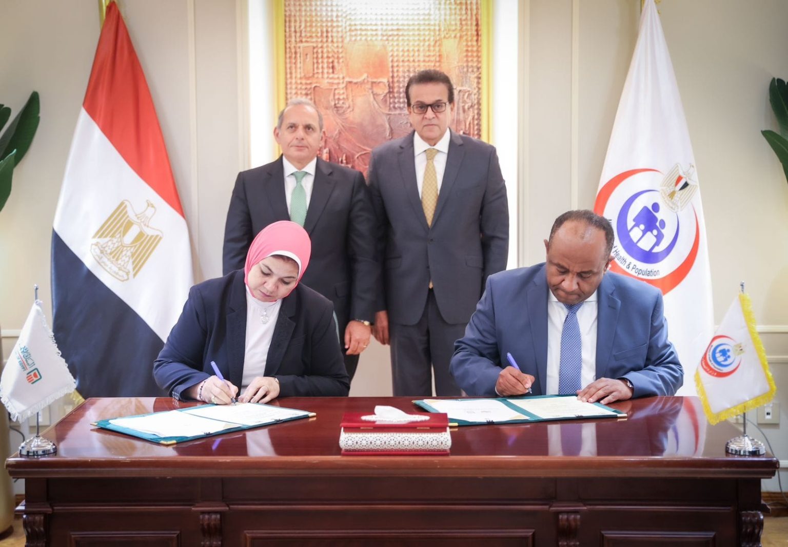 وزير الصحة يشهد توقيع بروتوكول مع البنك الأهلي لدعم منظومتي الرعايات المركزة والغسيل الكلوي جانب من توقيع بروتوكول التعاون