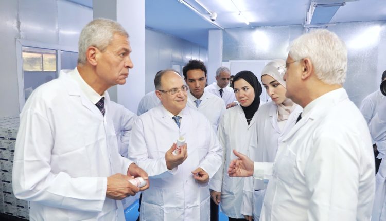 رئيسا هيئتي الدواء والشراء الموحد داخل مصنع ميديك