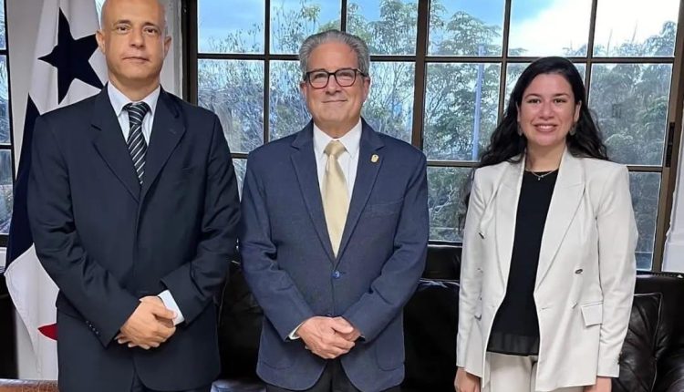 لقاء السفير المصري ووزير صحة بنما