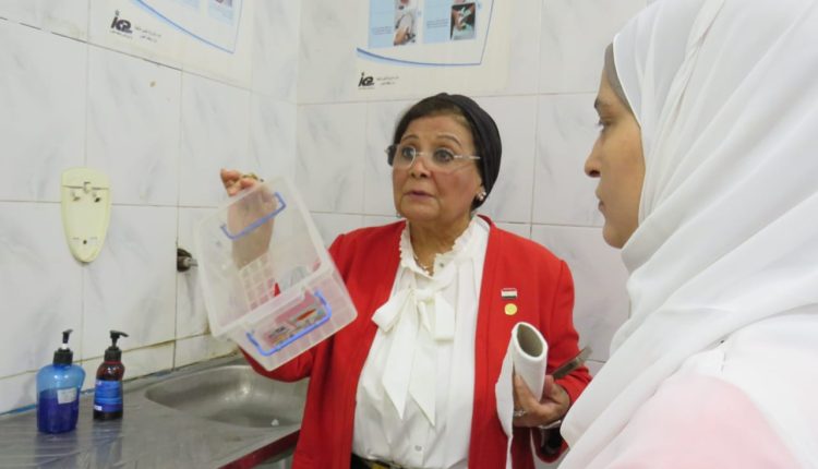 نائب وزير الصحة داخل المركز الصحي الحضري بإيتاي البارود