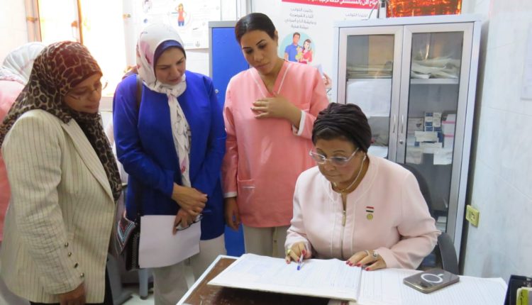 نائب وزير الصحة داخل الوحدة الصحية بقنا