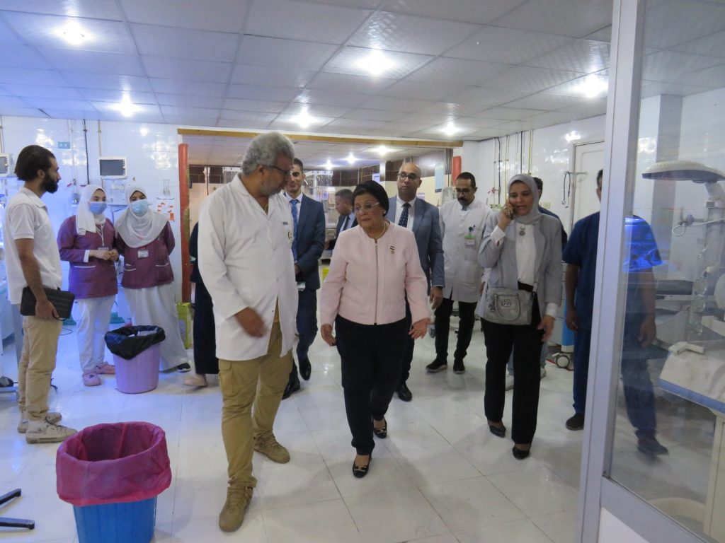 نائب وزير الصحة تتفقد مستشفى قنا العام.. وتوصي بتوفير جهاز تخطيط قلب وآخر للإفاقة بغرفة الولادة الطبيعية نائب وزير الصحة داخل مستشفى قنا