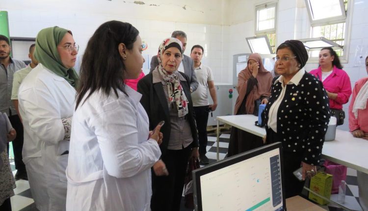 نائبة وزير الصحة تتفقد وحدة صحة شرق النيل ببني سويف وتوصي بتوفير أماكن ملائمة لانتظار المترددين