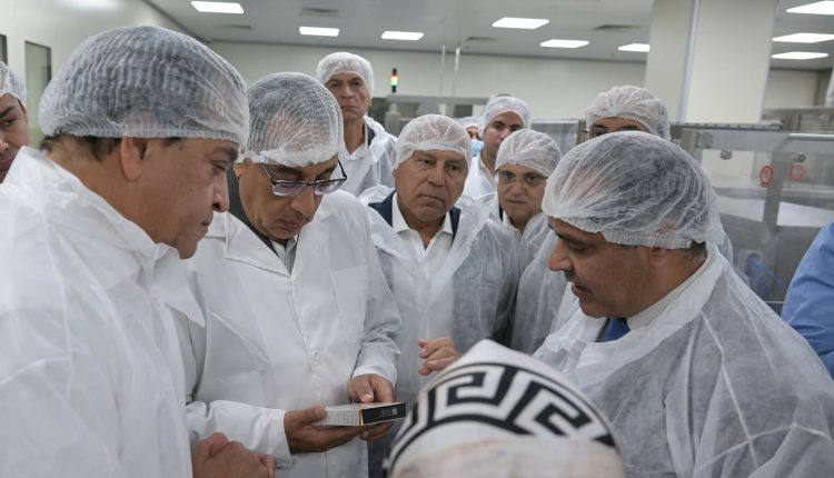 رئيس الوزراء يتفقد مصنع شركة المهن الطبية للأدوية