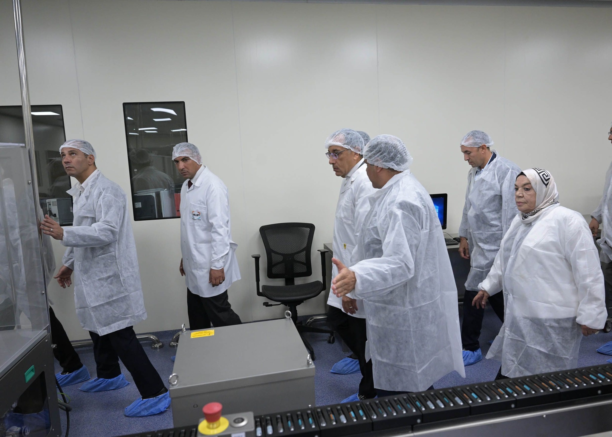 رئيس الوزراء يتفقد مصنع شركة المهن الطبية للأدوية