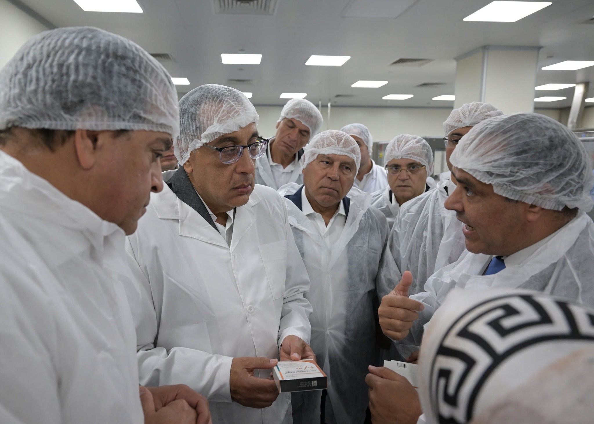 رئيس الوزراء يتفقد مصنع شركة المهن الطبية للأدوية