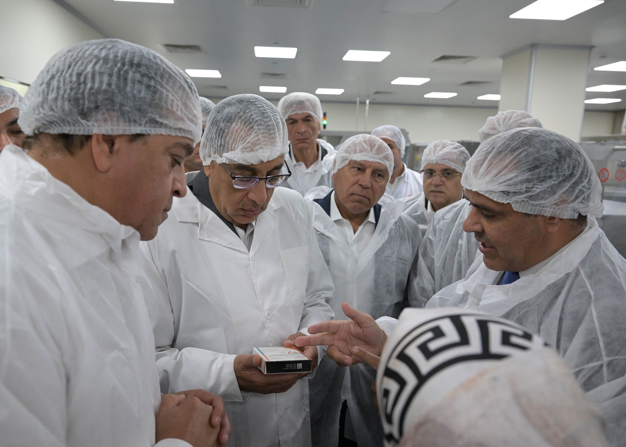 رئيس الوزراء يتفقد مصنع شركة المهن الطبية للأدوية