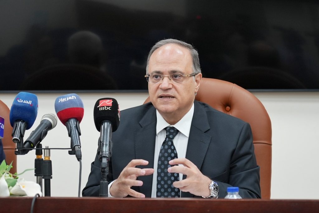 الغرف التجارية تطالب رئيس هيئة الدواء بإرجاء العمل بالقرار «725» الخاص باشتراطات المخازن.. «مستند» الدكتور على الغمراوي رئيس هيئة الدواء المصرية