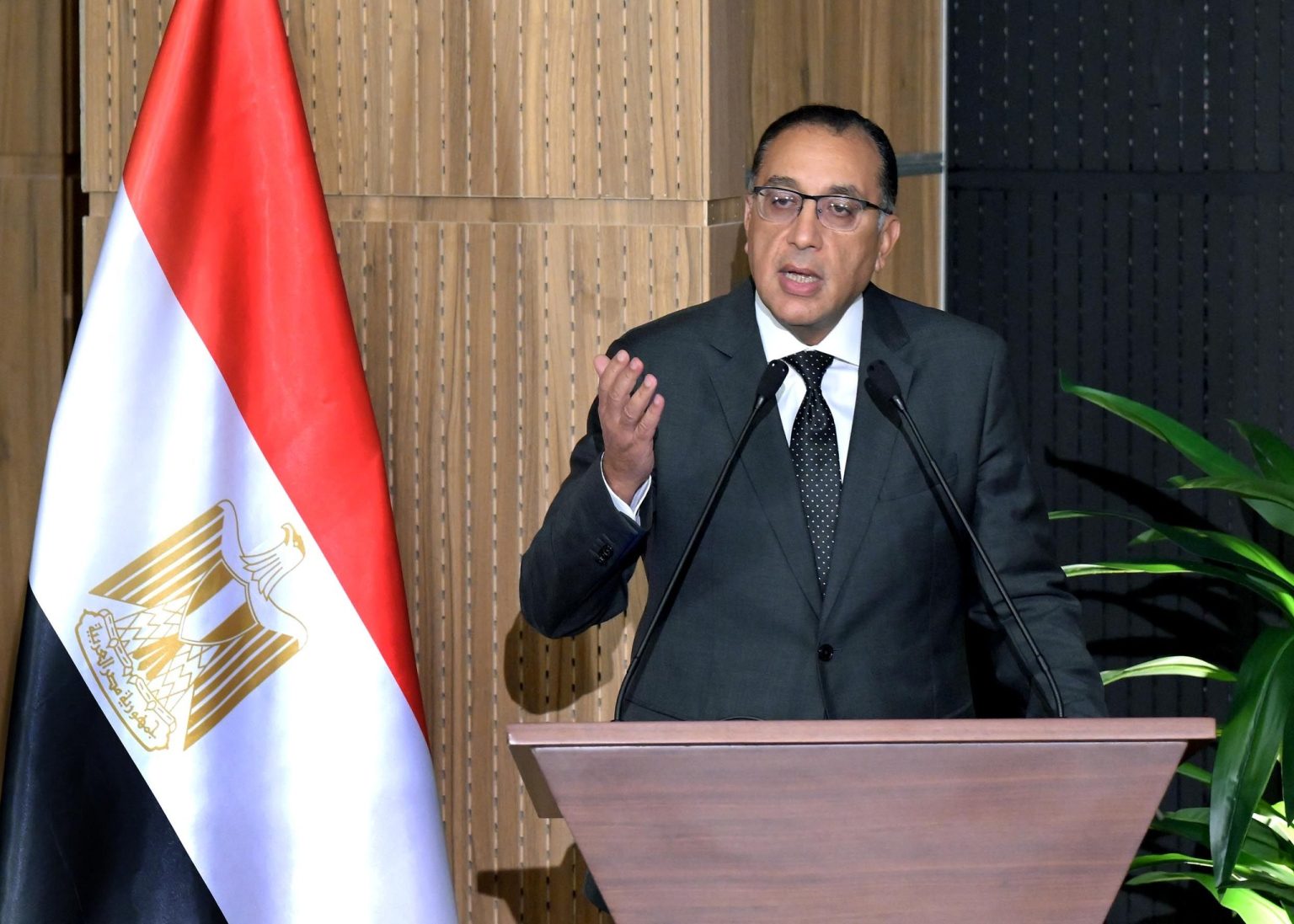 رئيس الوزراء يطالب وزير الصحة بالتنسيق مع نقابتي الأطباء والصيادلة لصرف الدواء بالاسم العلمي الدكتور مصطفى مدبولي رئيس مجلس الوزراء