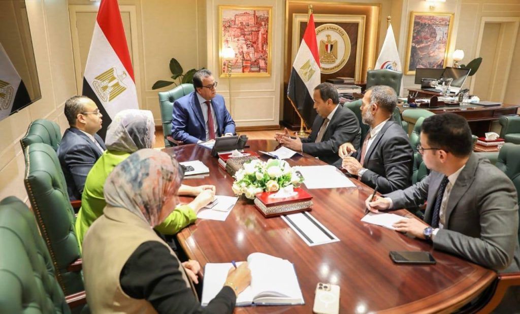 نائب رئيس الوزراء وزير الصحة يبحث التعاون مع «روش مصر» في مجال توطين وصناعة الأدوية جانب من اللقاء