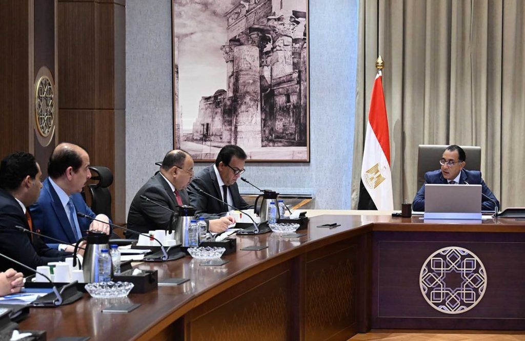 رئيس الوزراء يتابع الموقف التنفيذي والمالي للخدمات الصحية التي تقدمها الهيئة العامة للرعاية الصحية جانب من الاجتماع