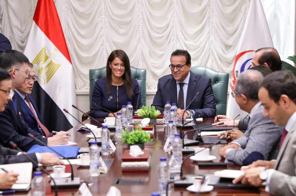 وزير الصحة ووزيرة التخطيط يلتقيان القائم بأعمال السفير الصيني لمناقشة إنشاء «معمل السلامة الحيوية» جانب من اللقاء