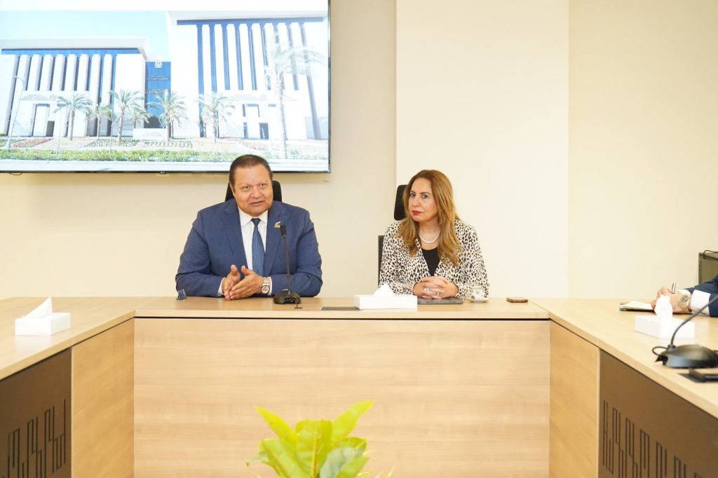 هيئة الرقابة الصحية تبحث مع وزارة الاتصالات التعاون في مجال التطوير المؤسسي الرقمي جانب من اللقاء