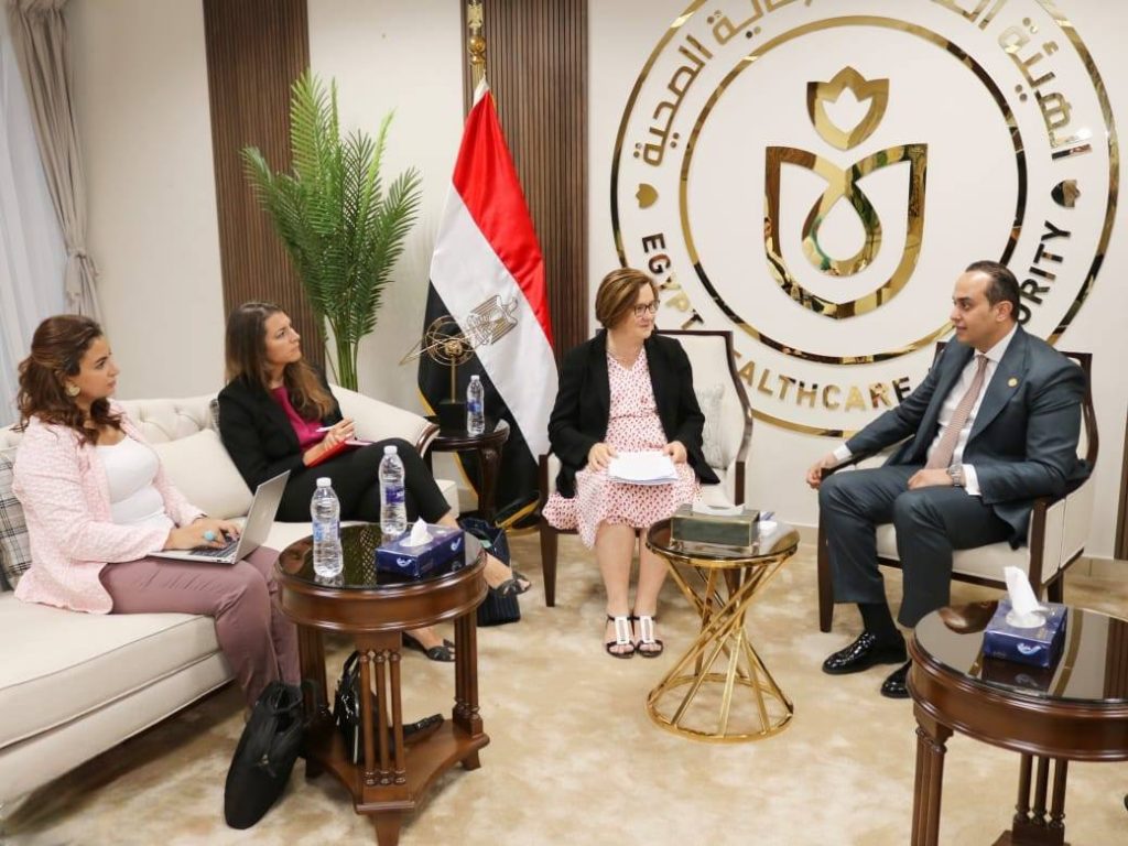 رئيس هيئة الرعاية الصحية يبحث مع المدير الإقليمي للوكالة الفرنسية للتنمية تعزيز التعاون المشترك جانب من اللقاء