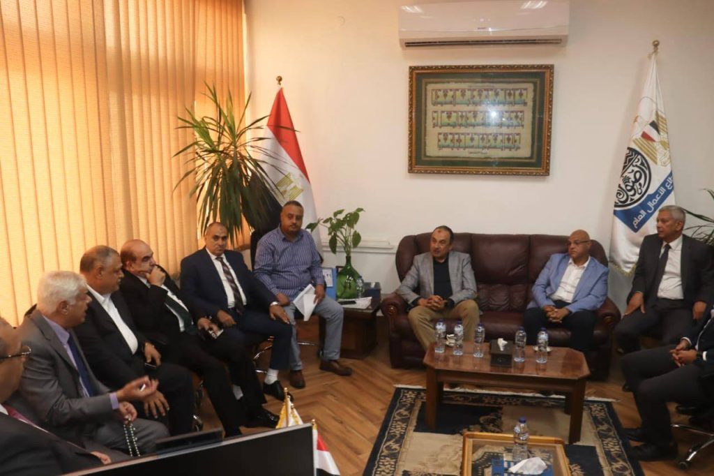 وزير قطاع الأعمال يتفقد سير العمل بشركة النصر للكيماويات الدوائية جانب من اللقاء