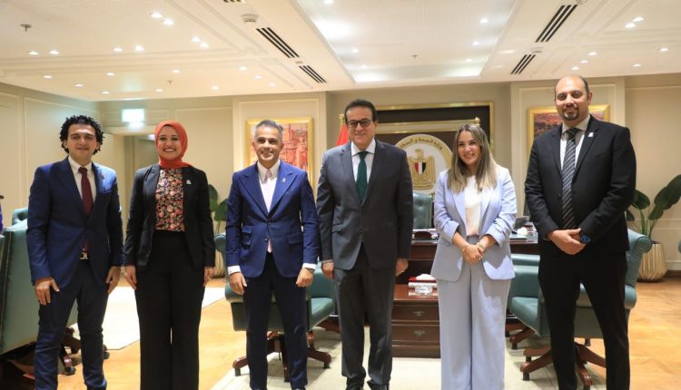 نائب رئيس الوزراء وزير الصحة مع وفد مؤسسة شباب القادة