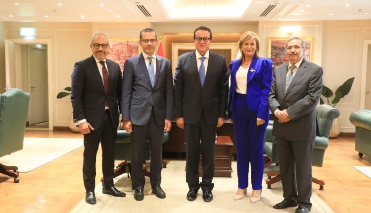 نائب رئيس مجلس الوزراء وزير الصحة يستقبل رئيس اتحاد المستشفيات العربية