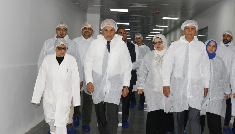 وزير قطاع الأعمال يتفقد شركة النيل للأدوية