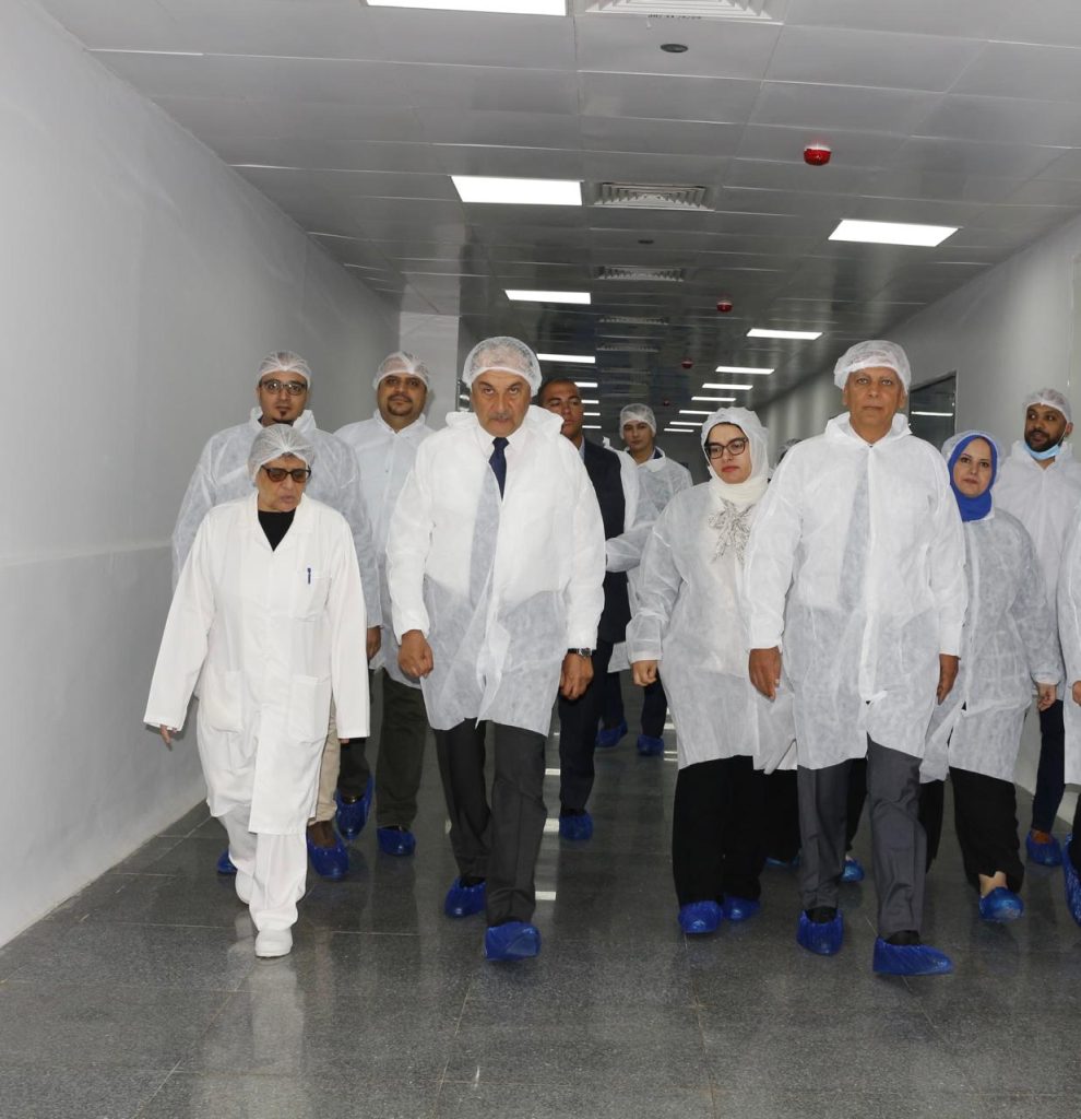 وزير قطاع الأعمال يتفقد شركة النيل للأدوية